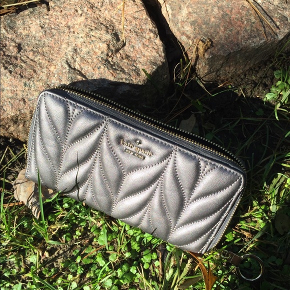 ♠️ KATE SPADE ♠️ quilted style zip-around clutch! - Picture 2 of 8